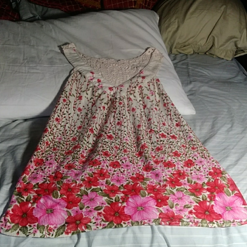 Girly top with lace on the back